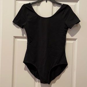 Short sleeve scoop neck leotard
